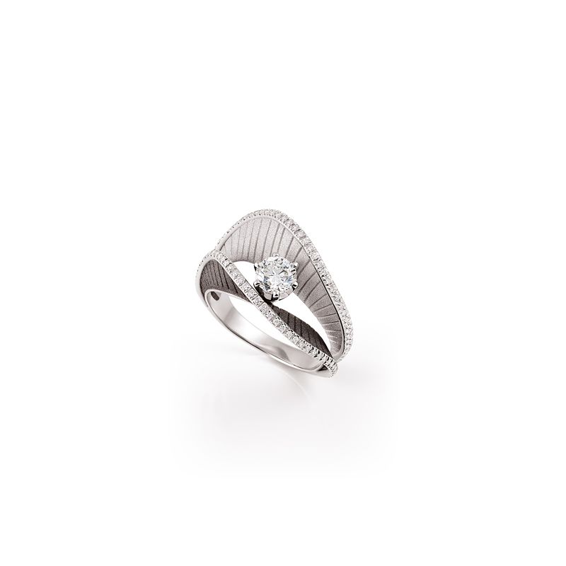 18W WHITE ICE AND BLACK LAVA GOLD CAMMILLI REGINA 0.94TW G VS RING - 6153